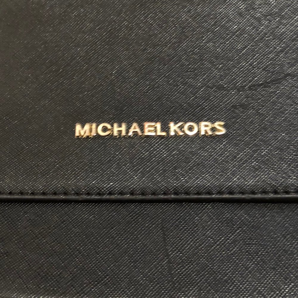 Michael Kors black crossbody with gold details - Picture 3 of 12